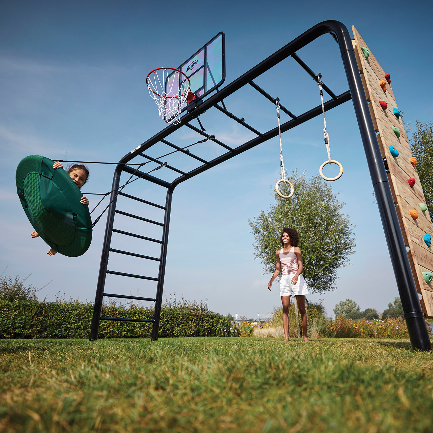 BERG PlayBase 3-in-1 Klettergerüst Medium mit Reckstange und Leiter inkl. Kletternetz M und Boxsack BERG PlayBase 3-in-1 Klettergerüst Medium mit Reckstange und Leiter inkl. Kletternetz M und Boxsack